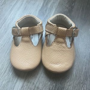 Mary Jones tan 6-12 m